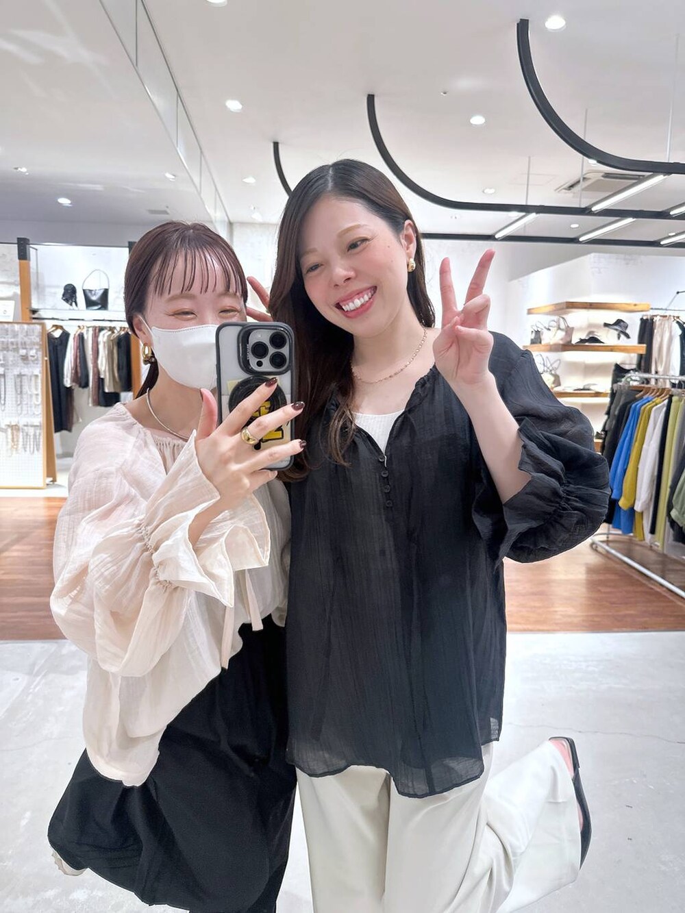 ホワイト系のその他パンツ、ベージュ系のシャツ/ブラウス、ブラック系のシャツ/ブラウスを着用したレディースの春コーディネートの3枚目の写真