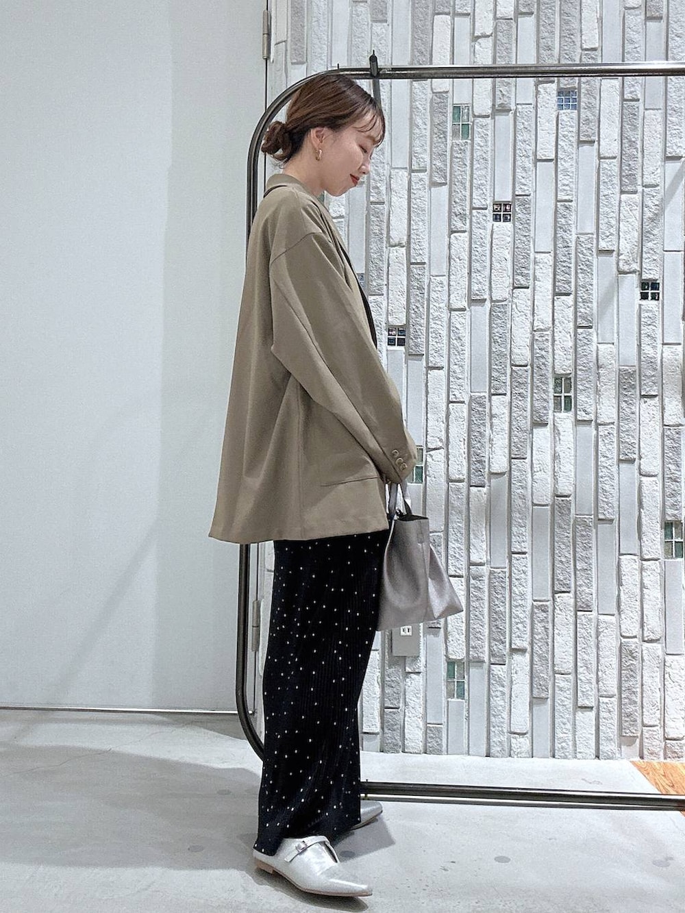 ホワイト系のTシャツ/カットソー、ブラウン系のテーラードジャケット、その他のトートバッグを着用したレディースの春コーディネートの4枚目の写真
