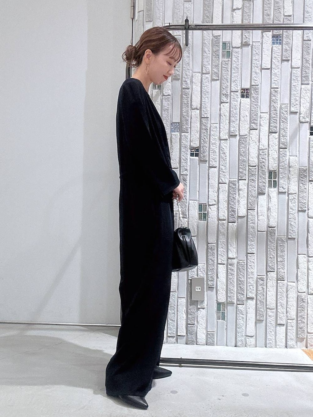 ホワイト系のノーカラージャケット、ブルー系のサロペット/オーバーオール、ブラック系のショルダーバッグを着用したレディースの冬コーディネートの7枚目の写真