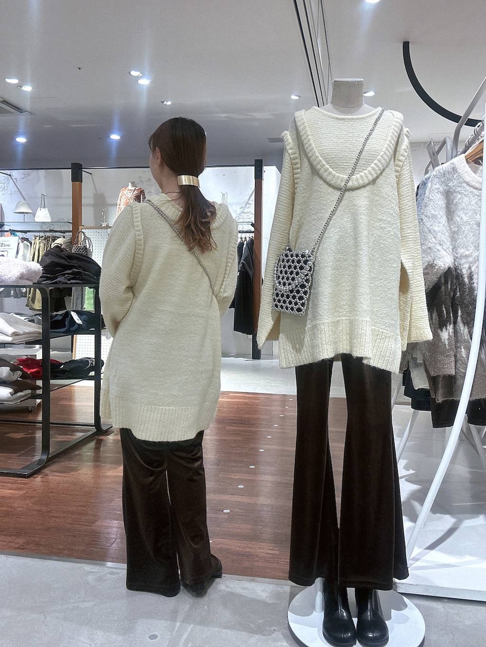 シルバー系のショルダーバッグ、ブラウン系のその他パンツ、ブラック系のブーツを着用したレディースの冬コーディネートの3枚目の写真