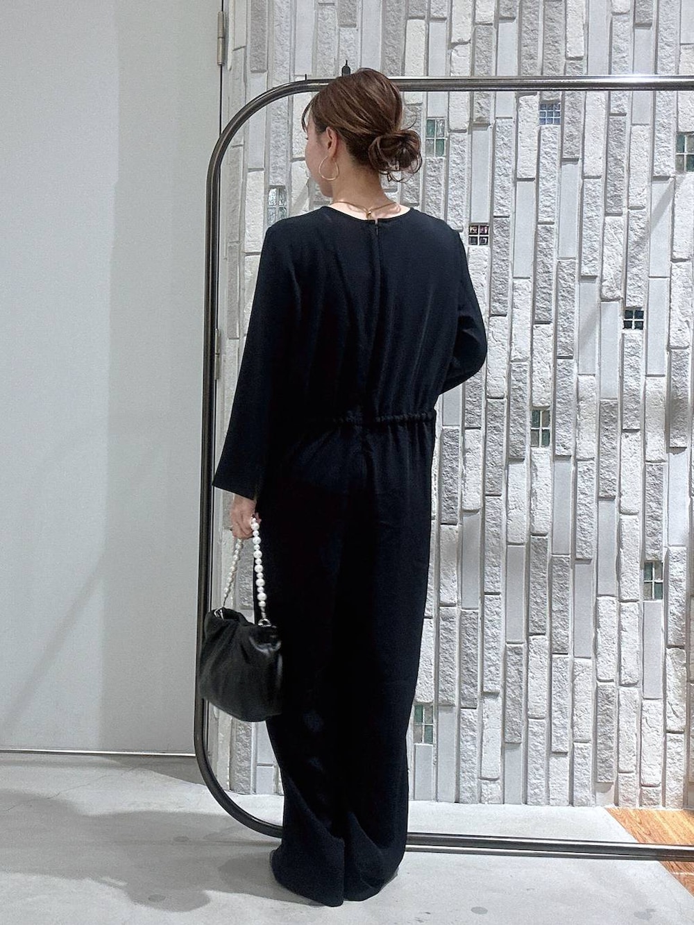 ホワイト系のノーカラージャケット、ブルー系のサロペット/オーバーオール、ブラック系のショルダーバッグを着用したレディースの冬コーディネートの8枚目の写真