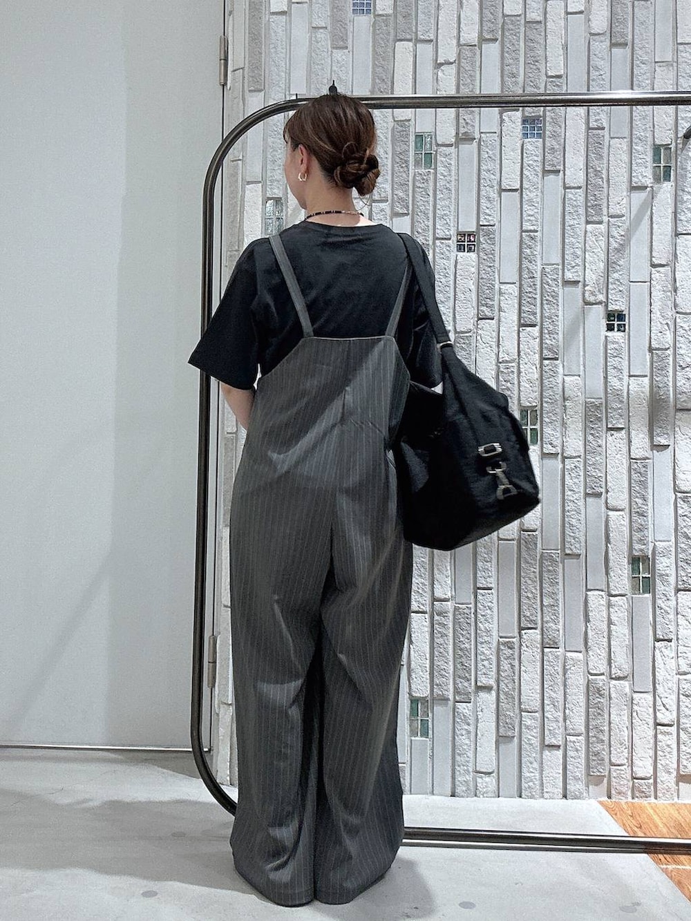 グレー系のサロペット/オーバーオール、グレー系のTシャツ/カットソー、ブラック系のショルダーバッグを着用したレディースの夏コーディネートの4枚目の写真