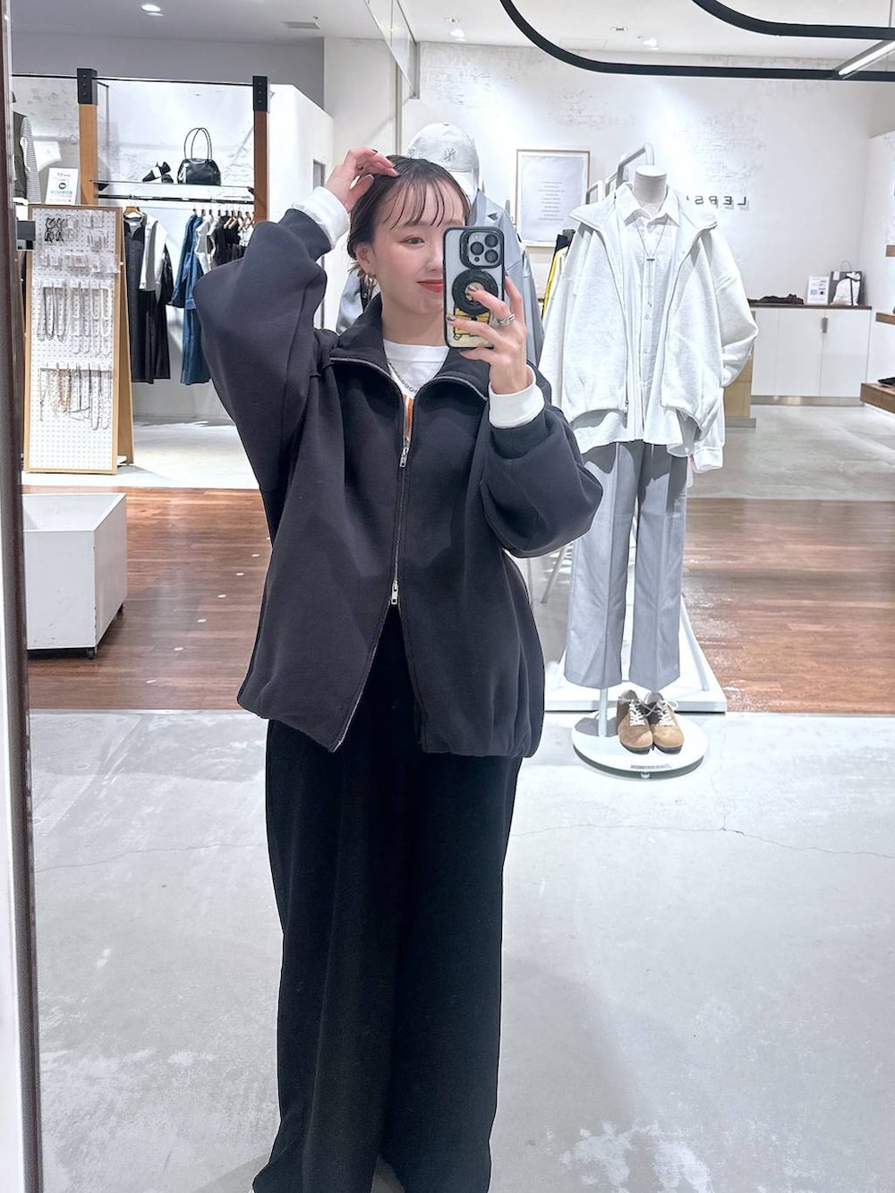 グレー系のカーディガン/ボレロを着用したレディースの冬コーディネートの2枚目の写真