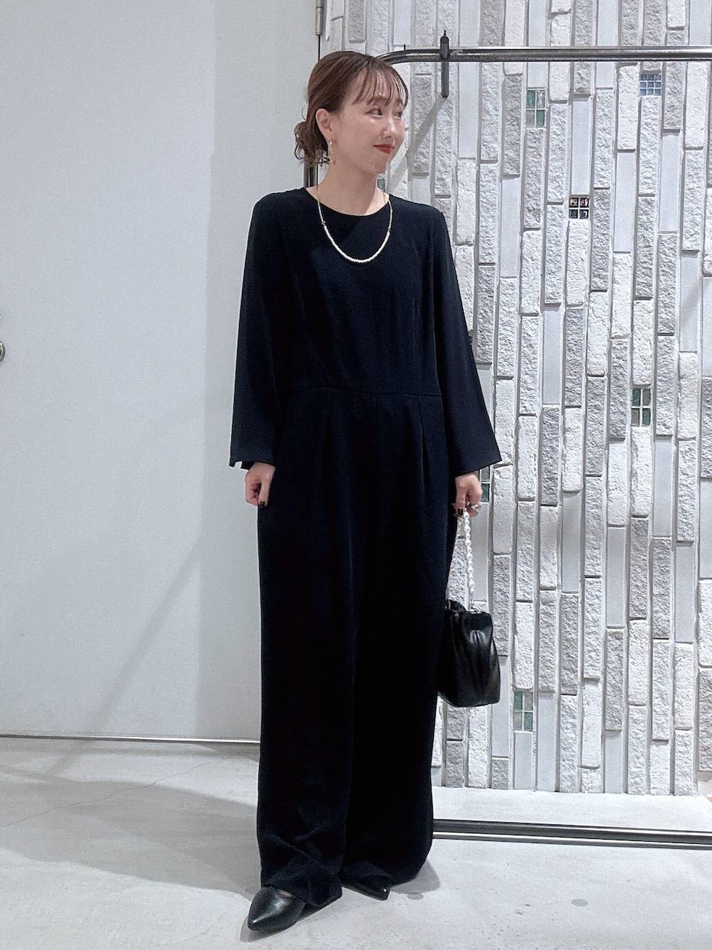 ホワイト系のノーカラージャケット、ブルー系のサロペット/オーバーオール、ブラック系のショルダーバッグを着用したレディースの冬コーディネートの5枚目の写真