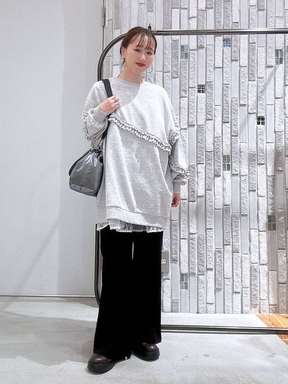 その他のショルダーバッグ、ブラウン系のサンダル、ホワイト系のTシャツ/カットソーを着用したレディースの冬コーディネートの2枚目の写真