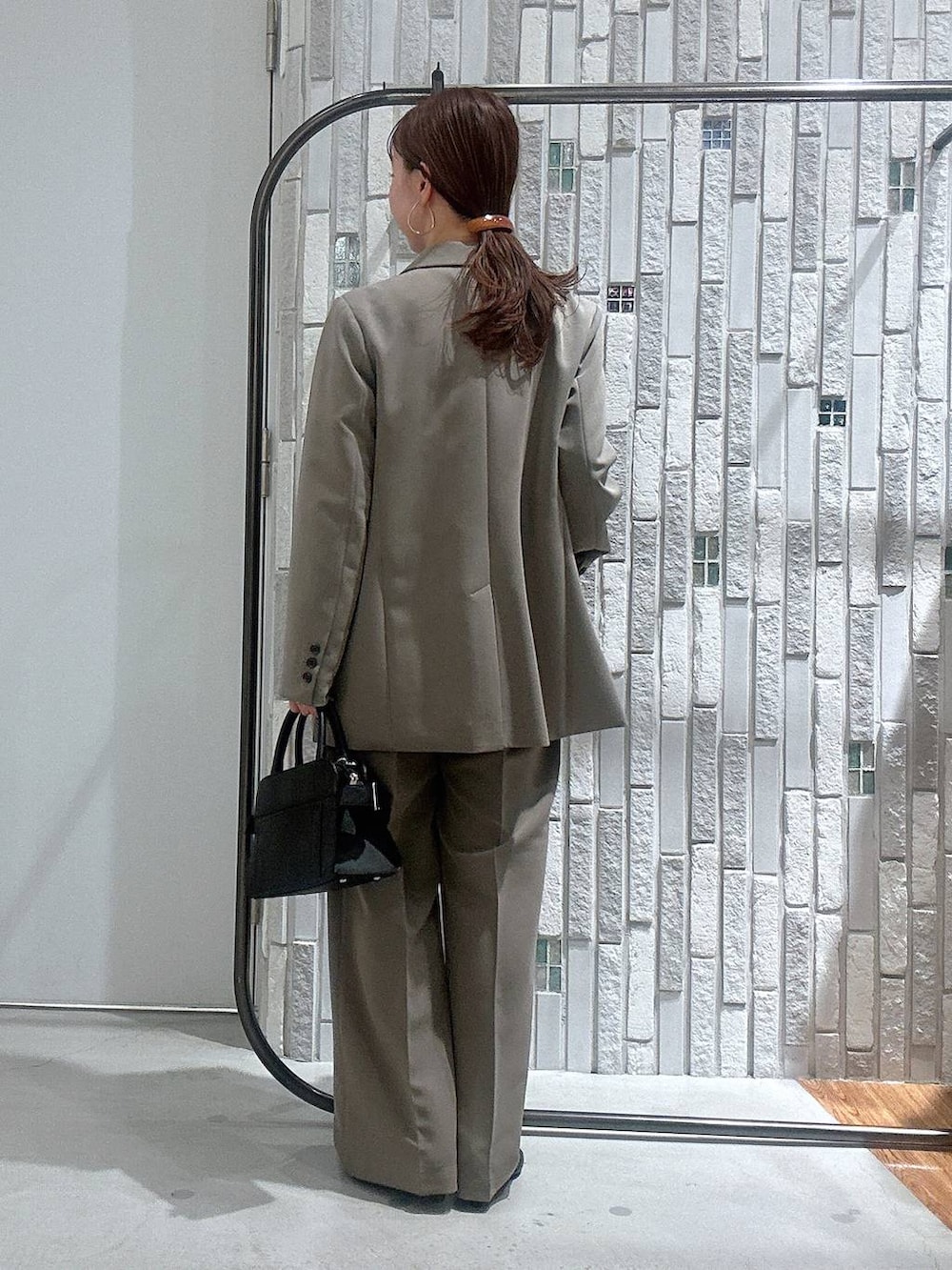 ブラウン系のその他パンツ、ブラウン系のテーラードジャケット、ホワイト系のシャツ/ブラウスを着用したレディースの冬コーディネートの4枚目の写真