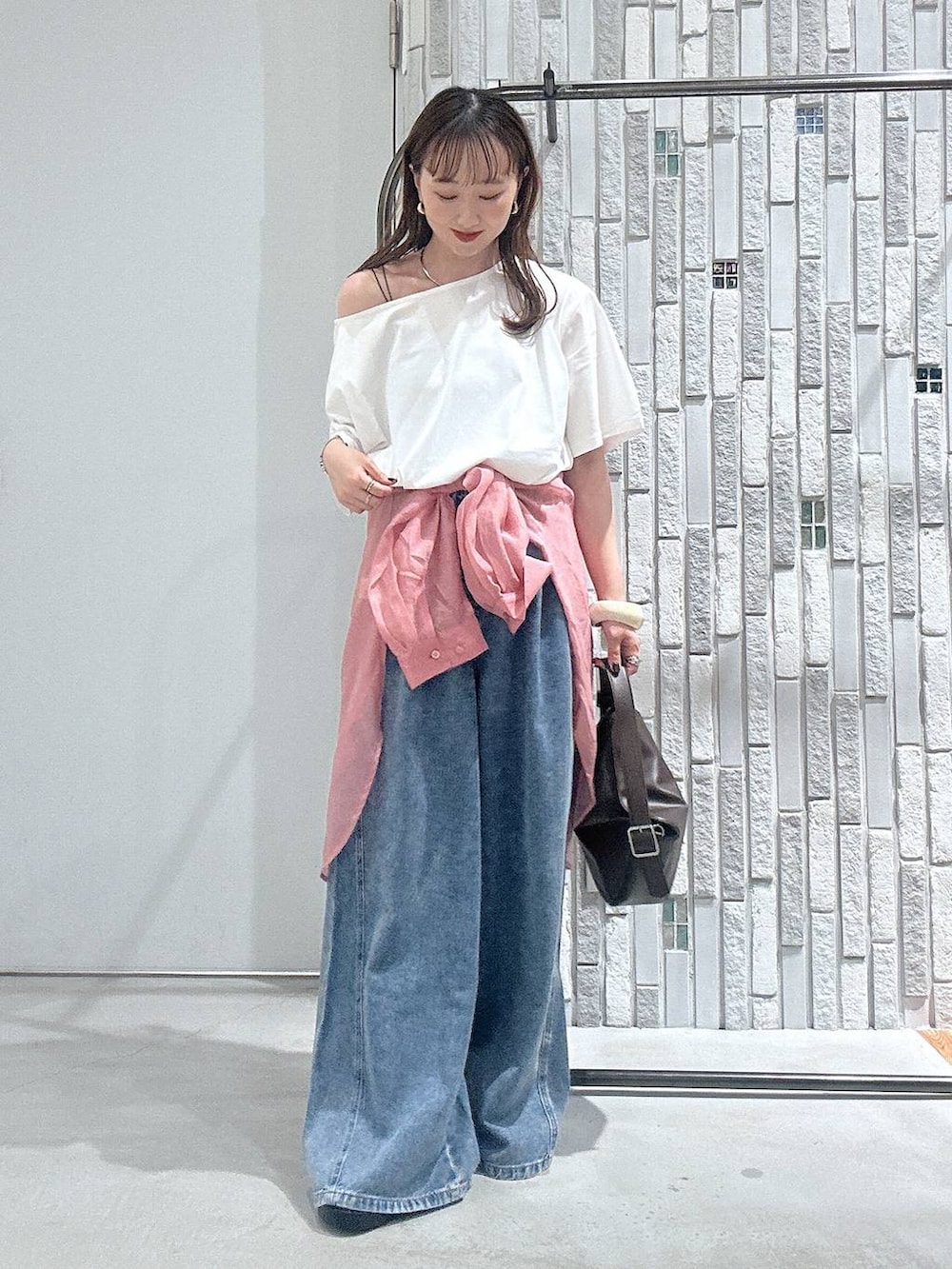 ピンク系のシャツ/ブラウス、ホワイト系のTシャツ/カットソー、ブルー系のデニムパンツを着用したレディースの夏コーディネートの2枚目の写真