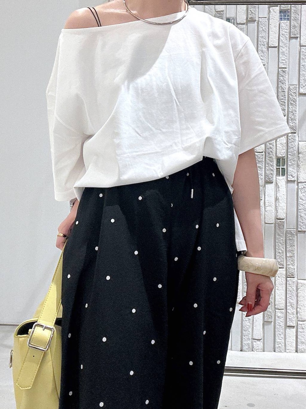 ホワイト系のTシャツ/カットソー、イエロー系のショルダーバッグ、ブラック系のその他パンツを着用したレディースの夏コーディネートの5枚目の写真