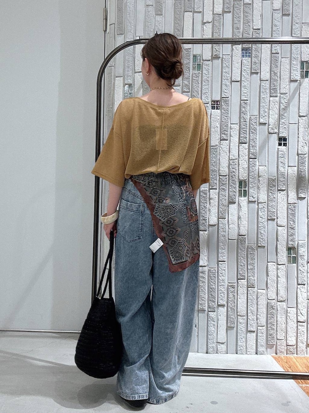 ブルー系のデニムパンツ、ブラック系のサンダル、グレー系のショルダーバッグを着用したレディースの春コーディネートの7枚目の写真