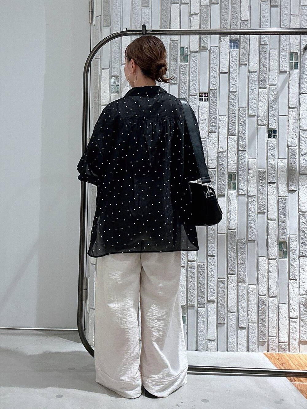 ブラック系のシャツ/ブラウス、ブラウン系のTシャツ/カットソー、ブラック系のショルダーバッグを着用したレディースの夏コーディネートの4枚目の写真