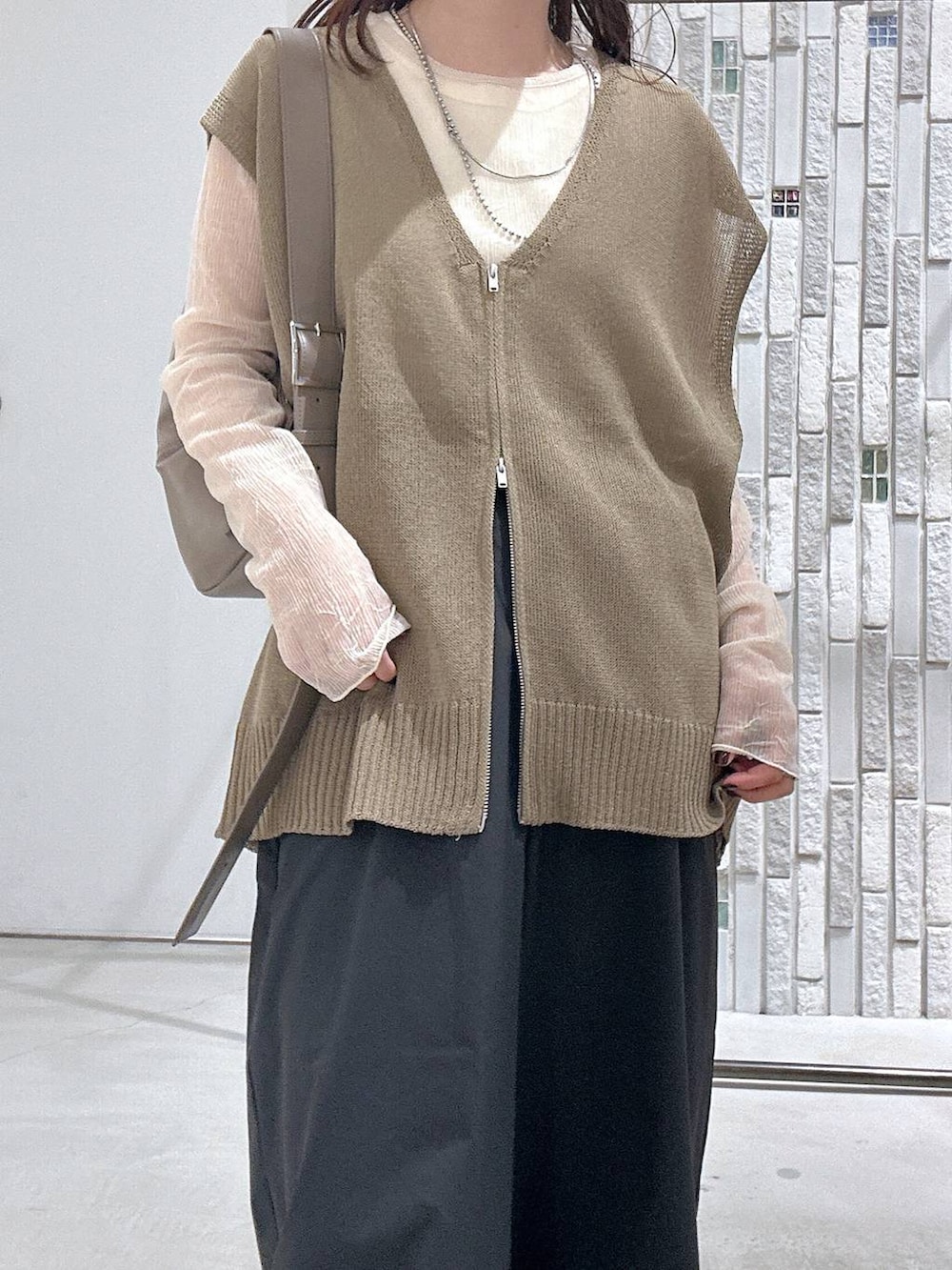 グレー系のその他パンツ、ブラウン系のショルダーバッグ、ホワイト系のTシャツ/カットソーを着用したレディースの春コーディネートの5枚目の写真