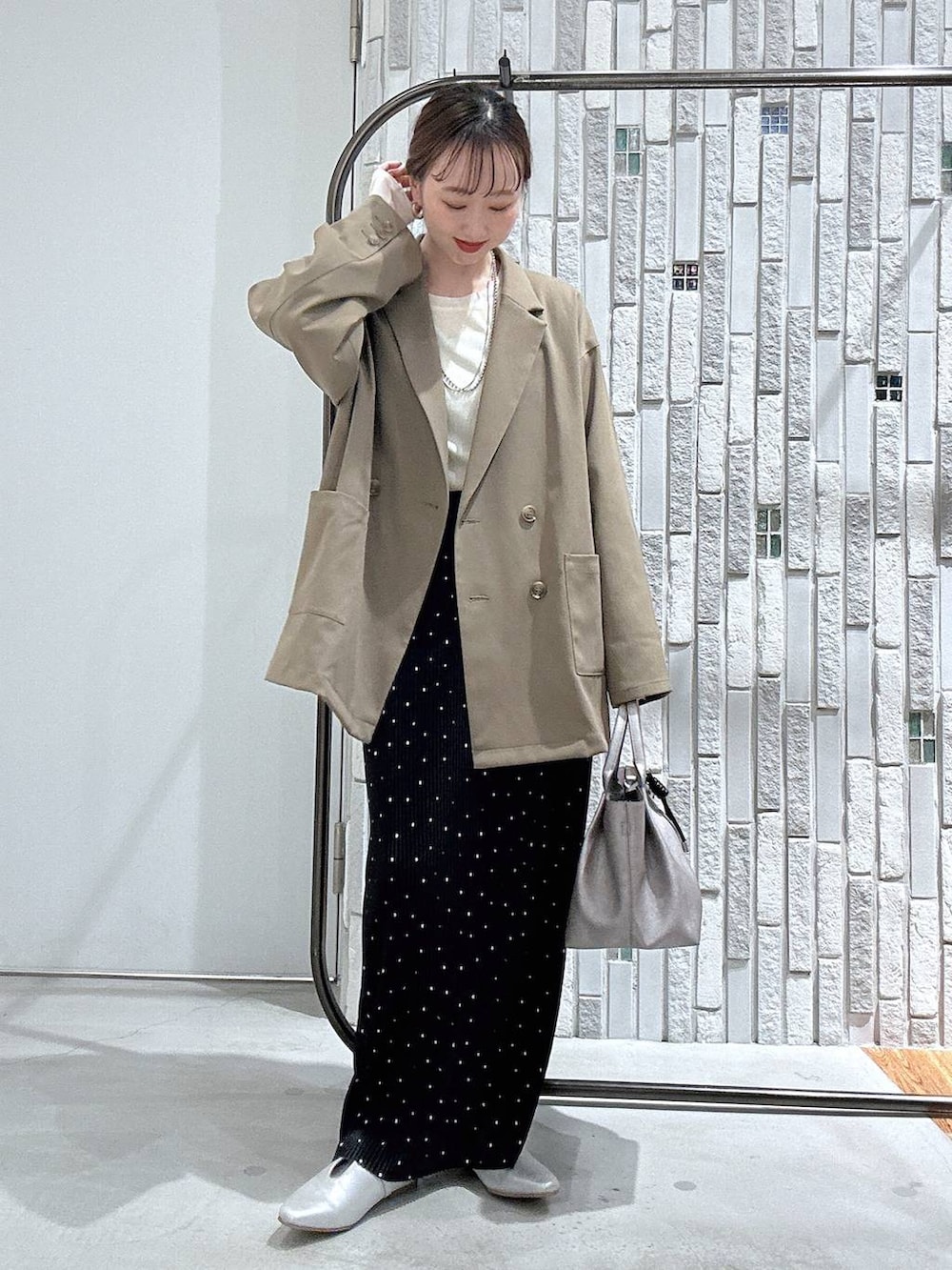 ホワイト系のTシャツ/カットソー、ブラウン系のテーラードジャケット、その他のトートバッグを着用したレディースの春コーディネートの3枚目の写真