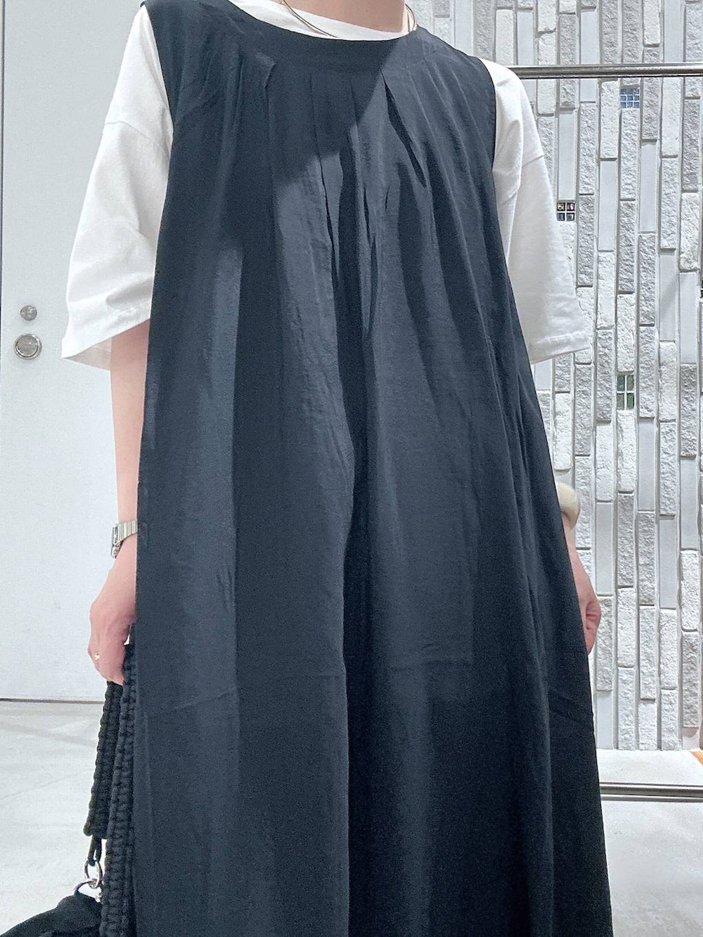 その他のショルダーバッグ、ブラック系のサンダル、ブラック系のワンピースを着用したレディースの夏コーディネートの6枚目の写真