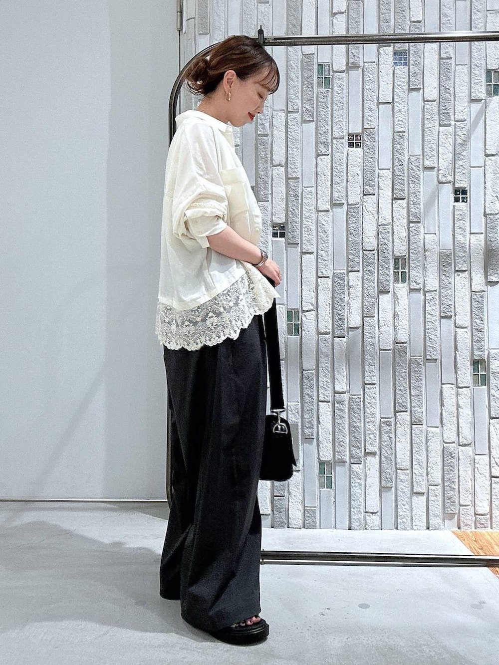 ベージュ系のシャツ/ブラウス、ホワイト系のTシャツ/カットソー、ブラック系のショルダーバッグを着用したレディースの夏コーディネートの3枚目の写真