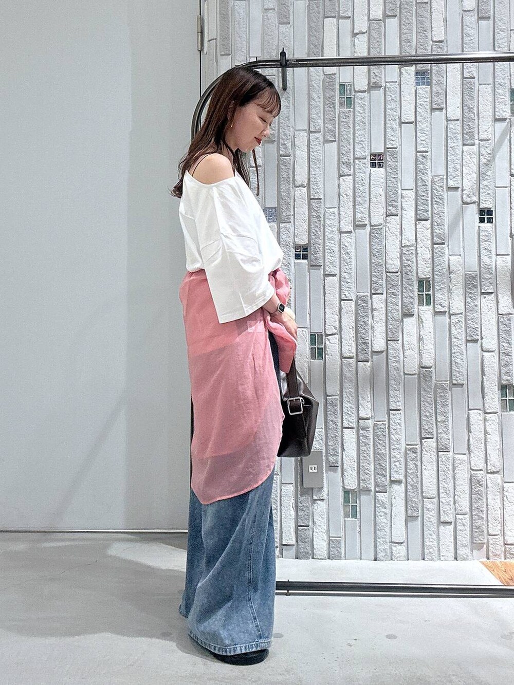 ピンク系のシャツ/ブラウス、ホワイト系のTシャツ/カットソー、ブルー系のデニムパンツを着用したレディースの夏コーディネートの3枚目の写真