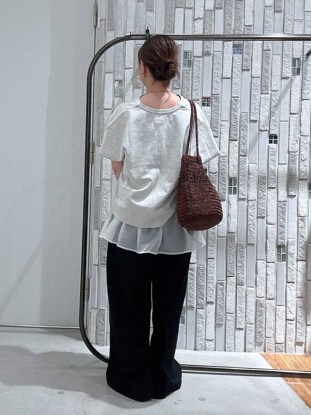ブラック系のその他パンツ、ブラック系のサンダル、ホワイト系のキャミソールを着用したレディースの春コーディネートの4枚目の写真