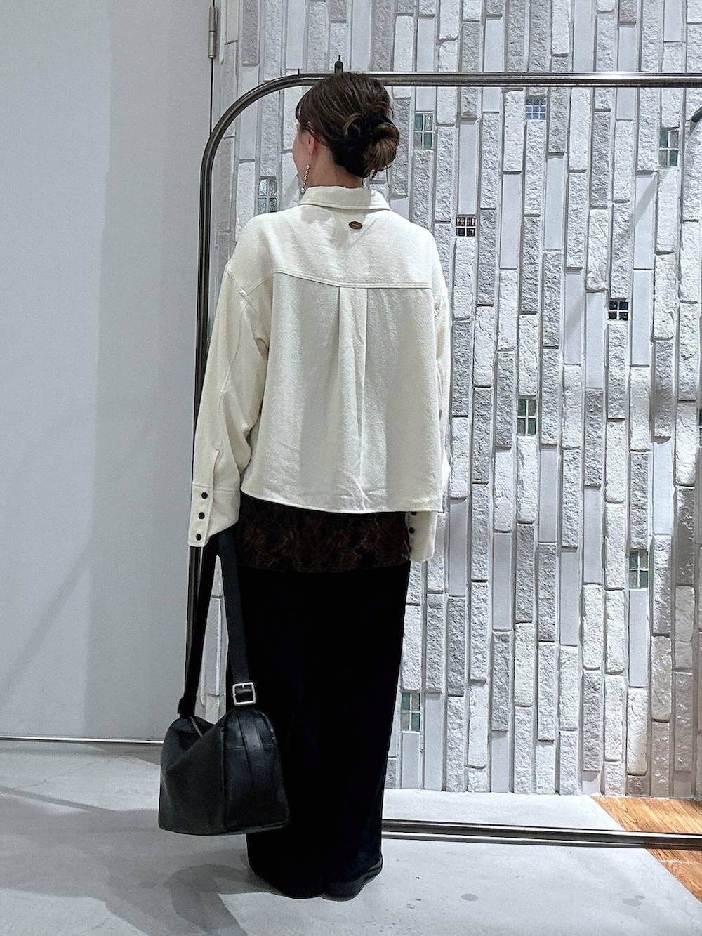 ホワイト系のシャツ/ブラウス、ブラック系のローファー、ブルー系のその他パンツを着用したレディースの秋コーディネートの4枚目の写真