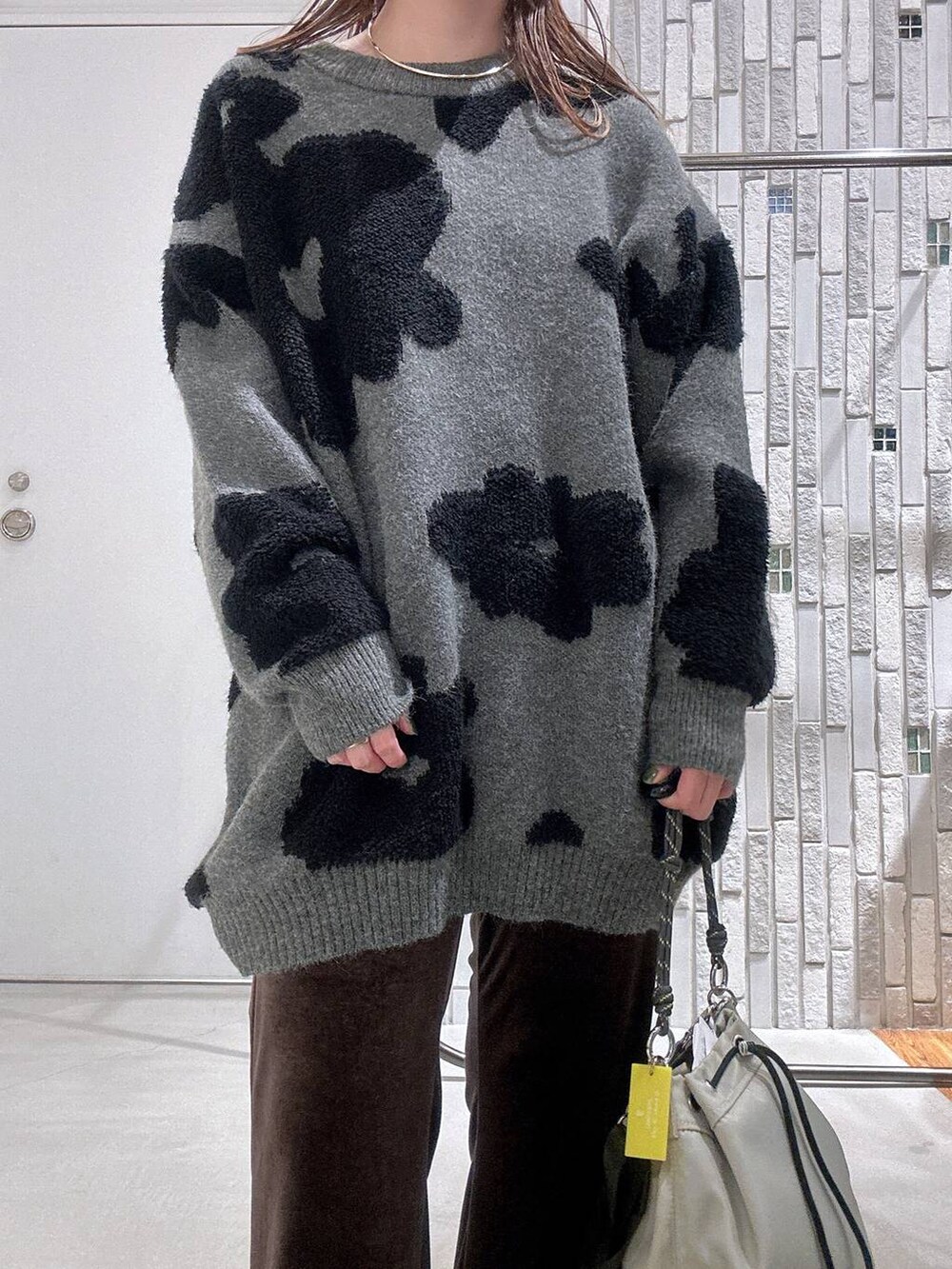 グレー系のショルダーバッグ、ブラウン系のその他パンツ、ブラック系のブーツを着用したレディースの冬コーディネートの4枚目の写真