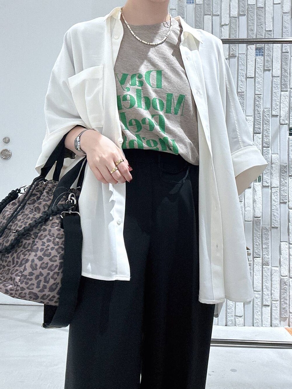 ブラウン系のTシャツ/カットソー、その他のショルダーバッグ、ベージュ系のサンダルを着用したレディースの夏コーディネートの5枚目の写真