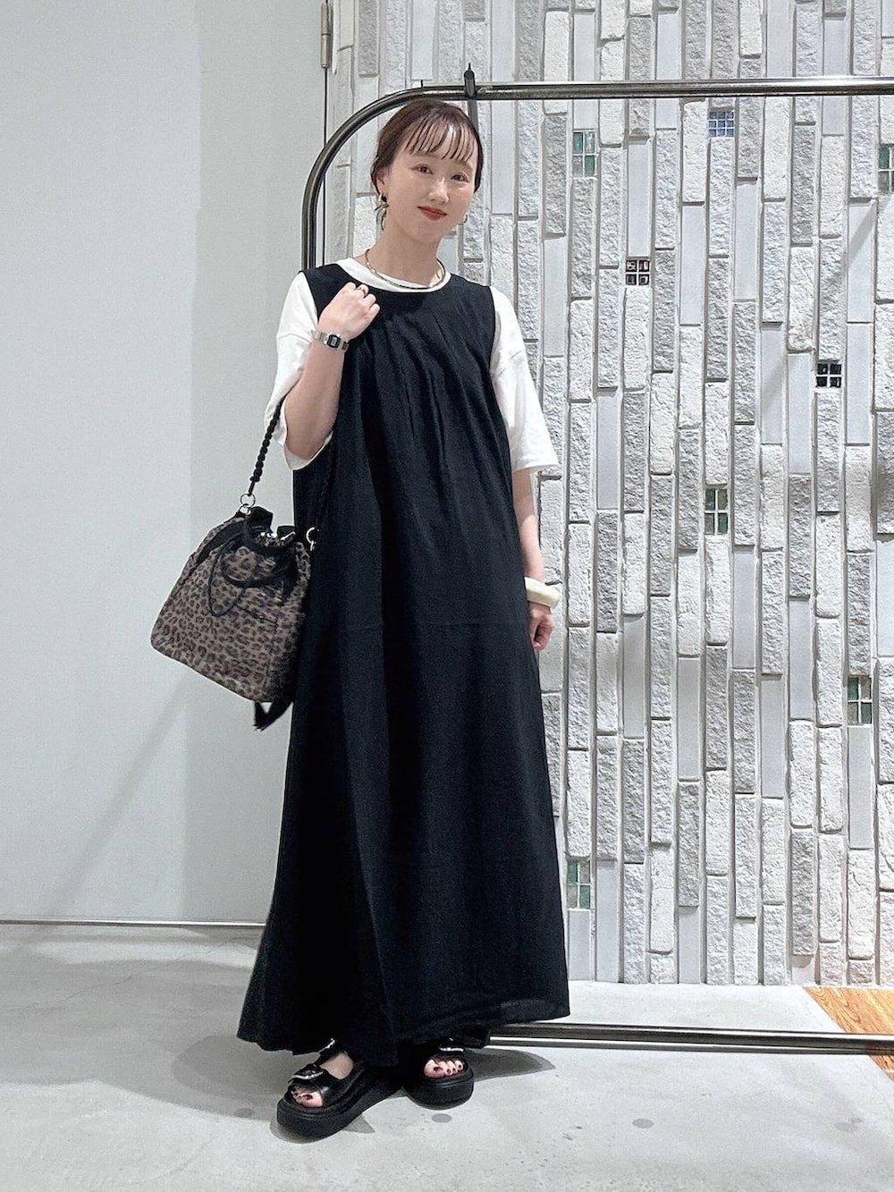 その他のショルダーバッグ、ブラック系のサンダル、ブラック系のワンピースを着用したレディースの夏コーディネートの2枚目の写真