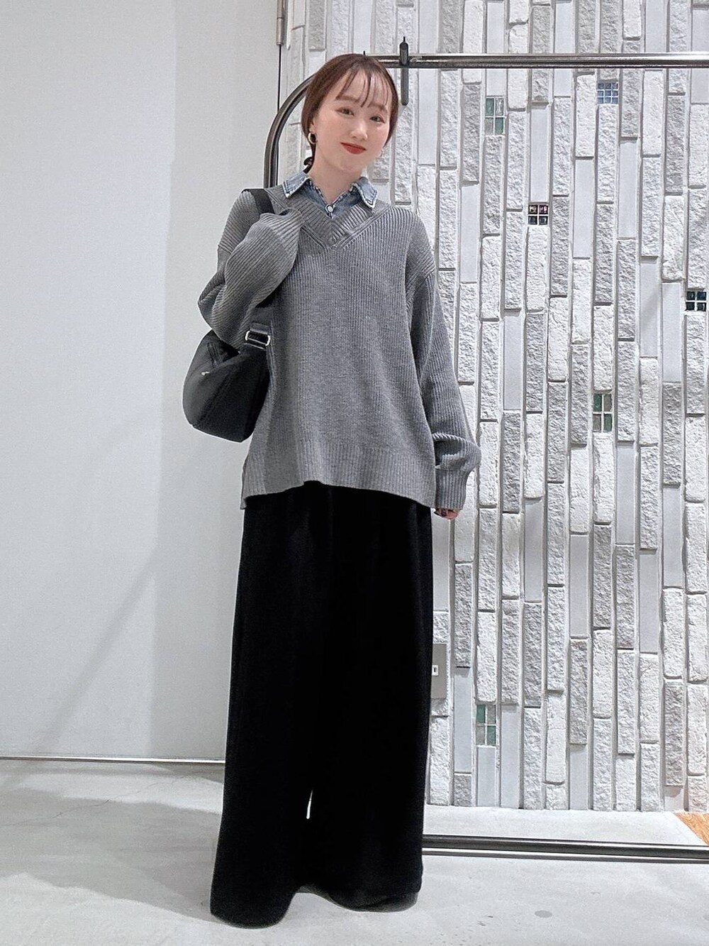 ブラック系のサンダル、ブラック系のショルダーバッグ、ブラック系のその他パンツを着用したレディースの冬コーディネートの2枚目の写真