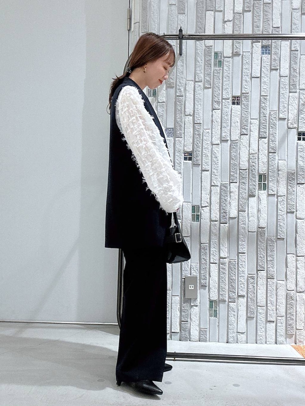 ブルー系のその他パンツ、ブルー系のその他アウター、ホワイト系のシャツ/ブラウスを着用したレディースの冬コーディネートの3枚目の写真