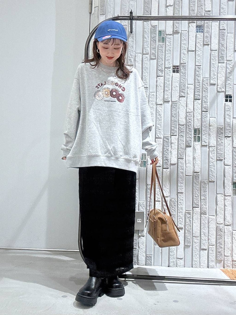 イエロー系のボストンバッグ、グレー系のスウェット、ベージュ系のテーラードジャケットを着用したレディースの冬コーディネートの4枚目の写真