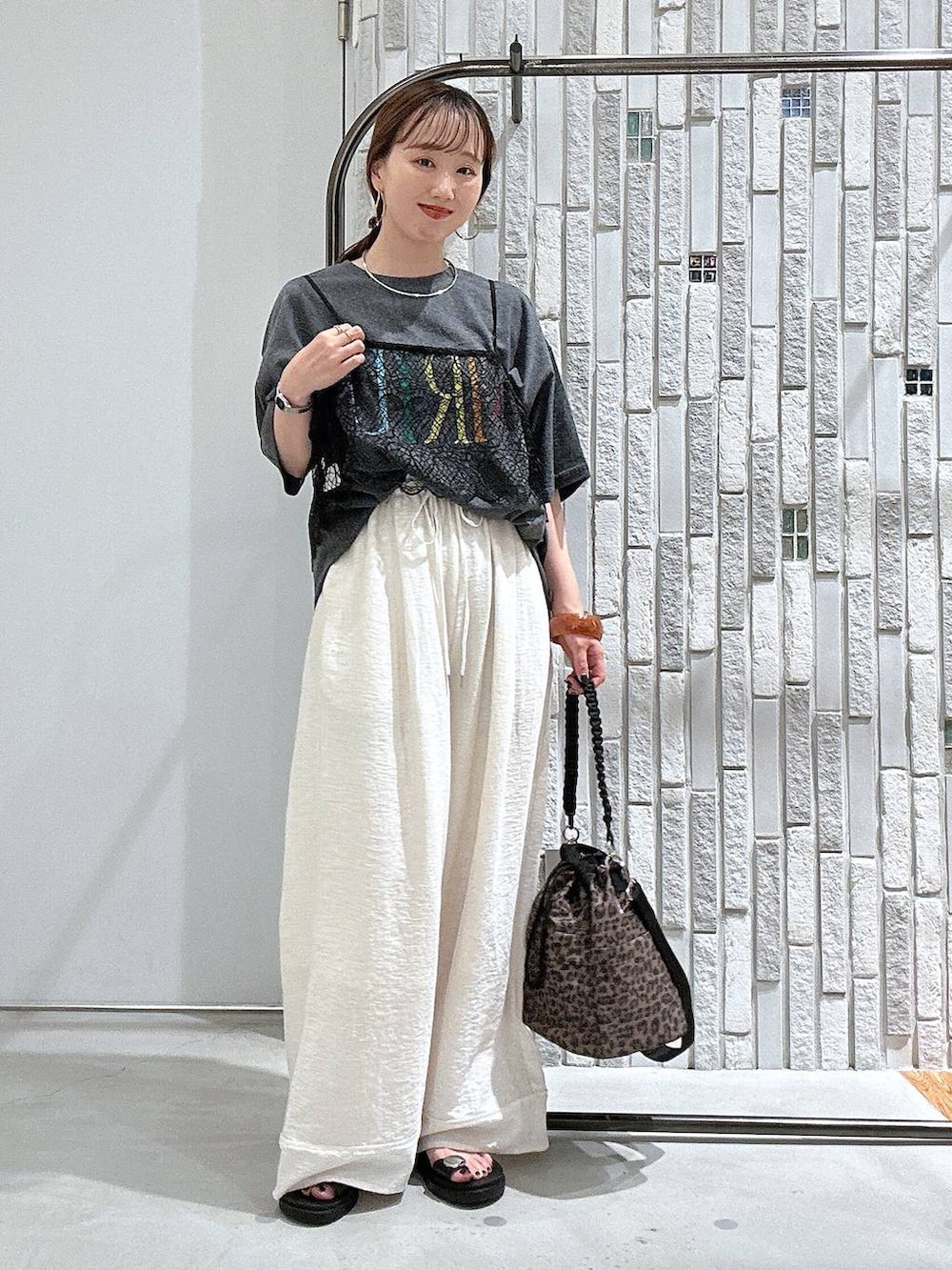 ブラック系のその他トップス、グレー系のTシャツ/カットソー、その他のショルダーバッグを着用したレディースの夏コーディネートの2枚目の写真