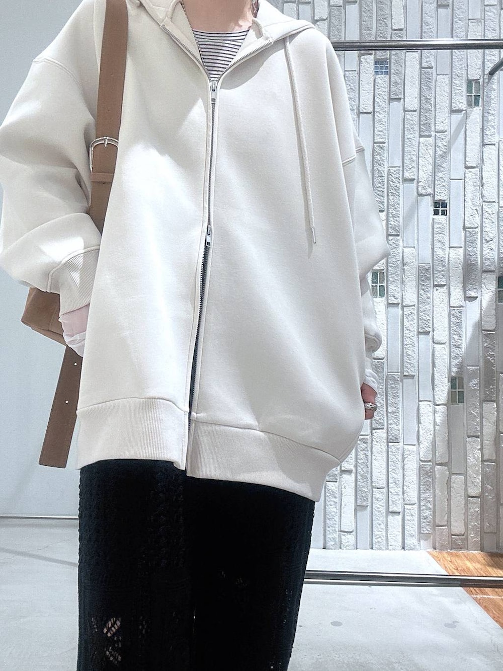 ホワイト系のTシャツ/カットソー、ブラウン系のショルダーバッグ、ブラック系のサンダルを着用したレディースの冬コーディネートの5枚目の写真