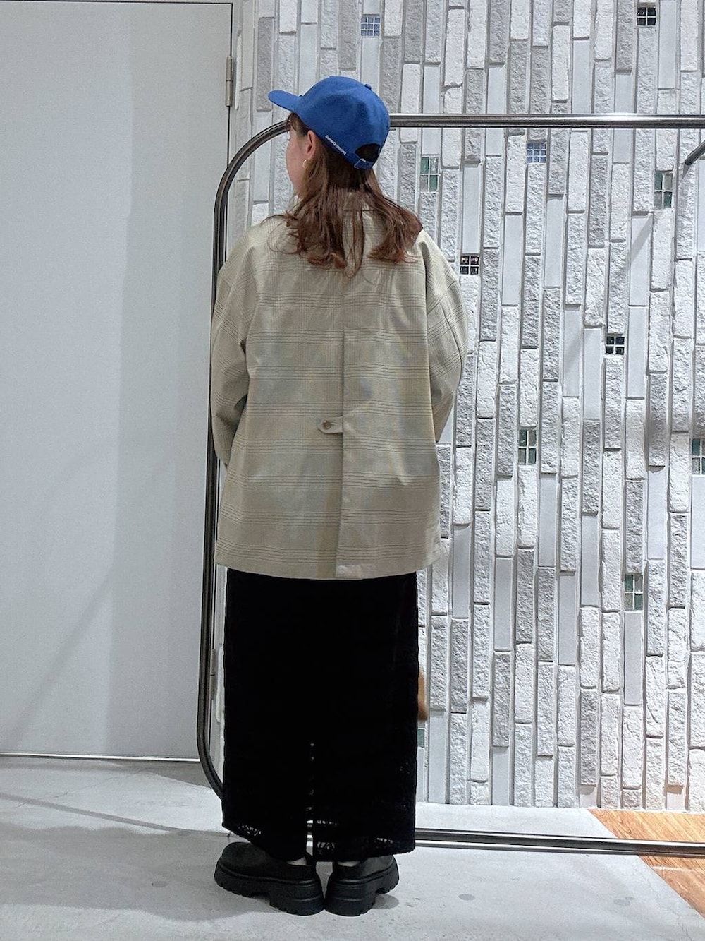 イエロー系のボストンバッグ、グレー系のスウェット、ベージュ系のテーラードジャケットを着用したレディースの冬コーディネートの2枚目の写真