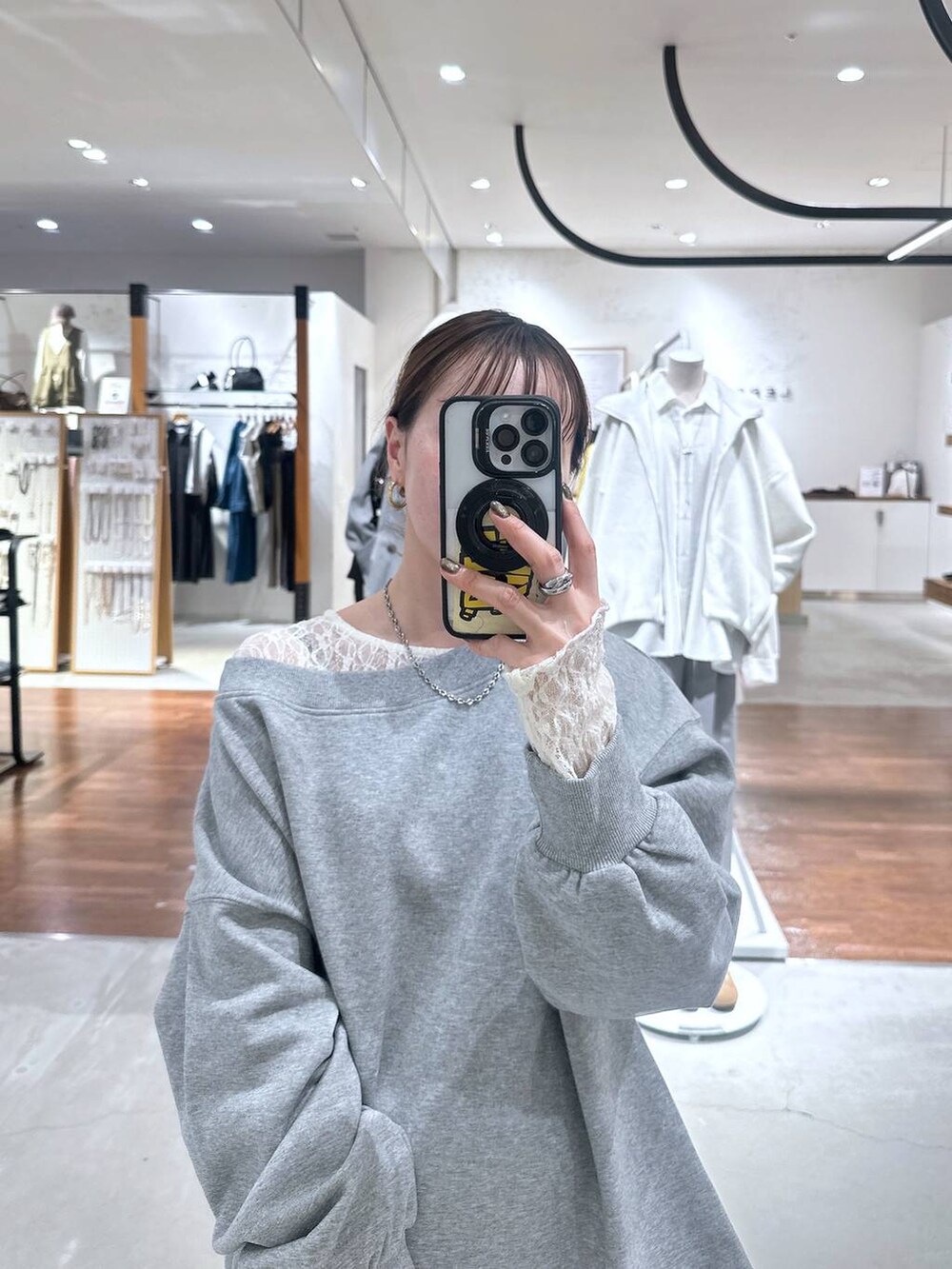 ホワイト系のTシャツ/カットソー、グレー系のTシャツ/カットソーを着用したレディースの春コーディネートの3枚目の写真