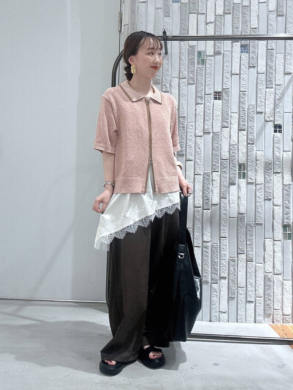 ブラウン系のその他パンツ、ブラック系のサンダル、ブラック系のショルダーバッグを着用したレディースの春コーディネートの3枚目の写真