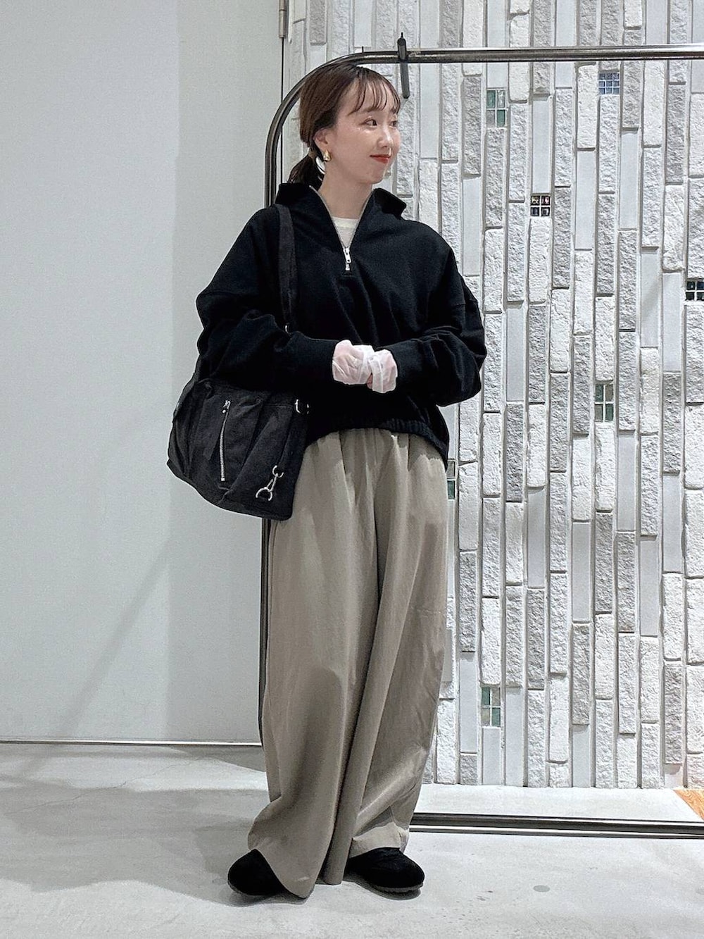 ホワイト系のTシャツ/カットソー、グレー系のショルダーバッグ、グリーン系のその他パンツを着用したレディースの冬コーディネートの2枚目の写真