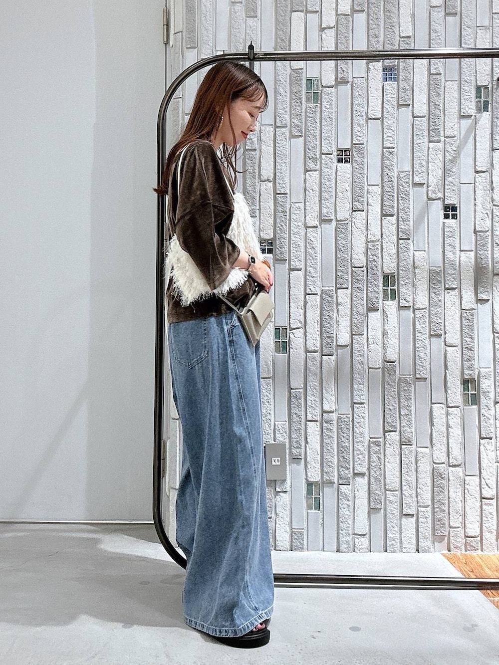 ホワイト系のその他トップス、ベージュ系のサンダル、ブラウン系のTシャツ/カットソーを着用したレディースの夏コーディネートの3枚目の写真