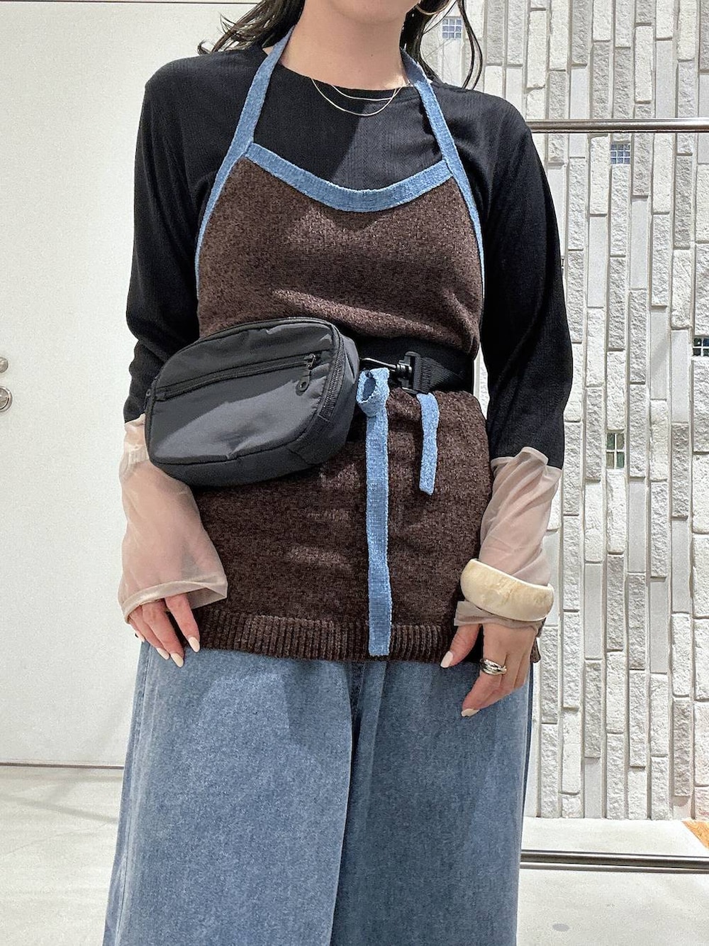ブラック系のローファー、ブラウン系のキャミソール、ブラック系のTシャツ/カットソーを着用したレディースの秋コーディネートの4枚目の写真