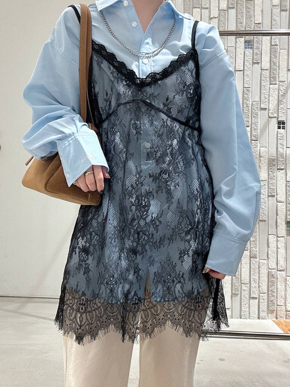 イエロー系のボストンバッグ、ブルー系のシャツ/ブラウス、ホワイト系のその他パンツを着用したレディースの春コーディネートの5枚目の写真