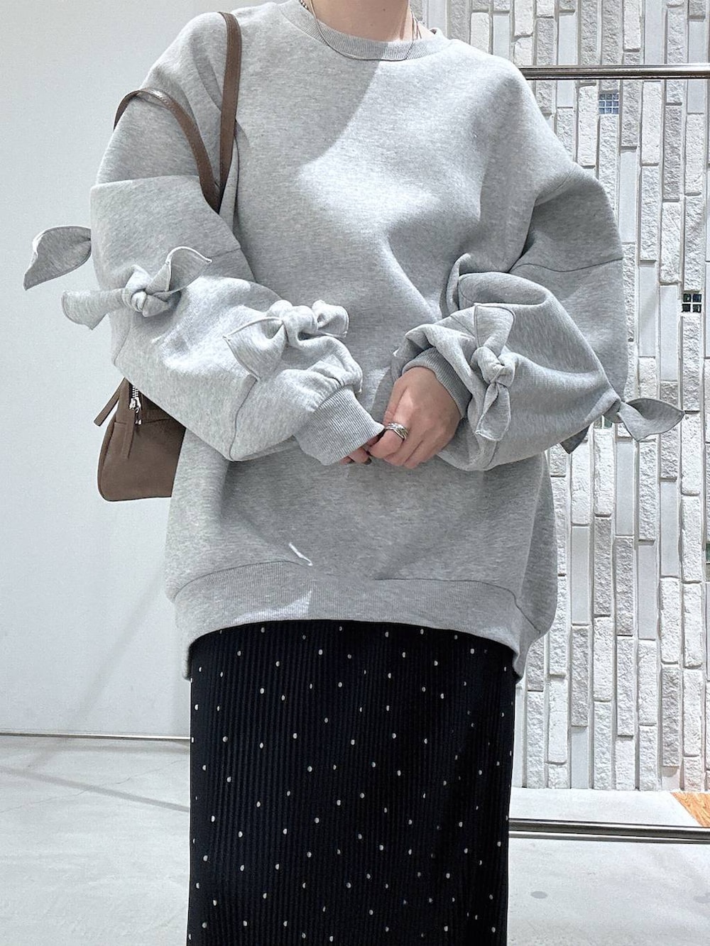 ブラウン系のサンダル、ブラウン系のボストンバッグ、グレー系のスウェットを着用したレディースの冬コーディネートの5枚目の写真