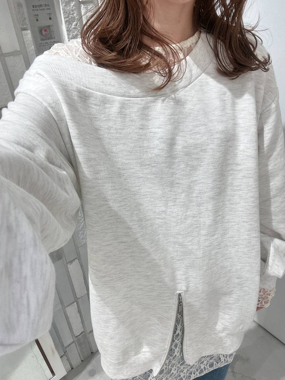 グレー系のTシャツ/カットソーを着用したレディースの冬コーディネートの3枚目の写真