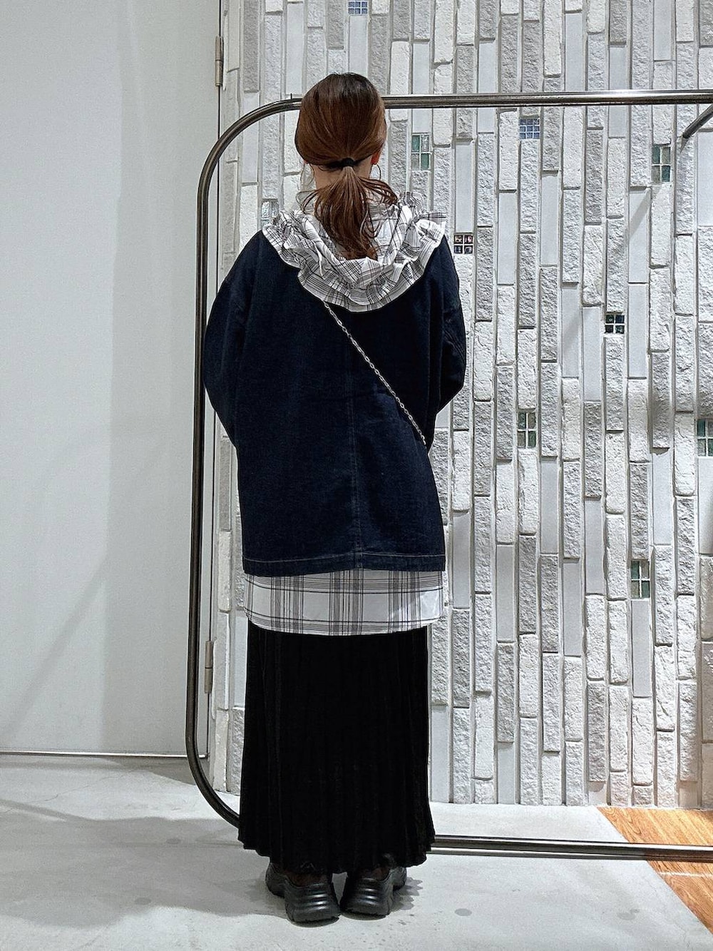 ブラウン系のローファー、ホワイト系のシャツ/ブラウス、ブルー系のシャツ/ブラウスを着用したレディースの夏コーディネートの4枚目の写真