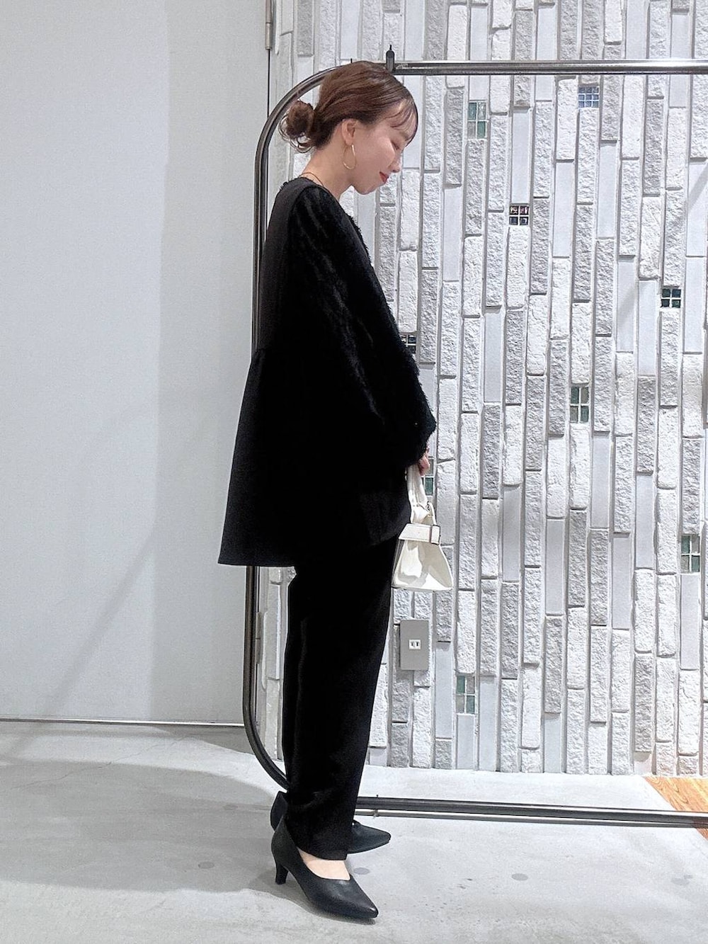 ブラック系のその他パンツ、ブラック系のその他アウター、ブラック系のシャツ/ブラウスを着用したレディースの冬コーディネートの3枚目の写真