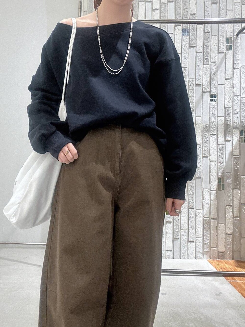 グリーン系のその他パンツ、ホワイト系のトートバッグ、シルバー系のパンプスを着用したレディースの冬コーディネートの5枚目の写真