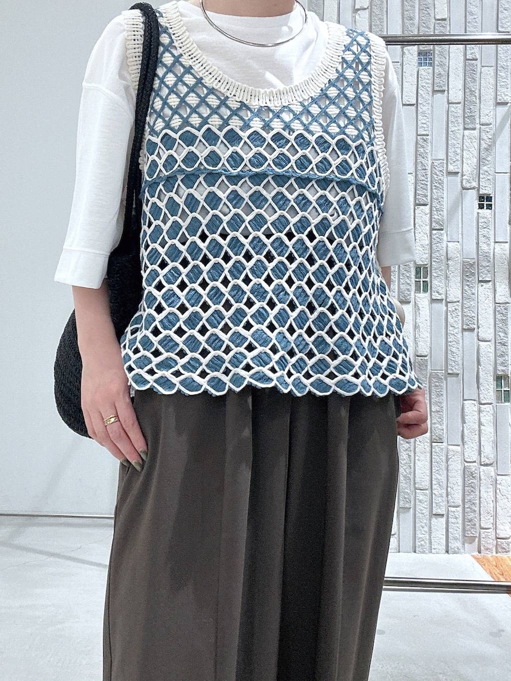 ブラウン系のその他パンツ、ブラック系のサンダル、ホワイト系のTシャツ/カットソーを着用したレディースの春コーディネートの5枚目の写真