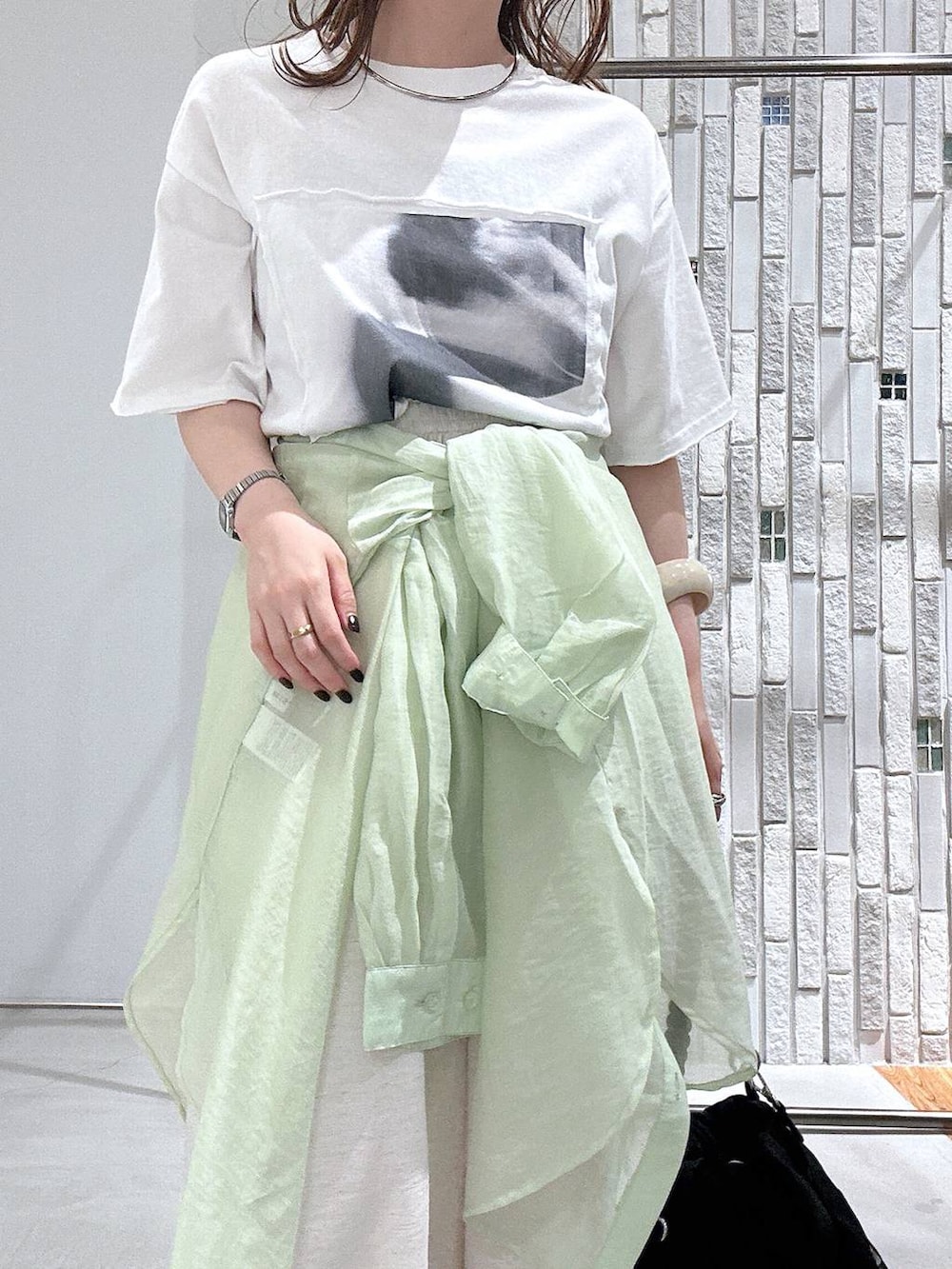 ブラック系のショルダーバッグ、ホワイト系のTシャツ/カットソー、その他のサンダルを着用したレディースの夏コーディネートの4枚目の写真