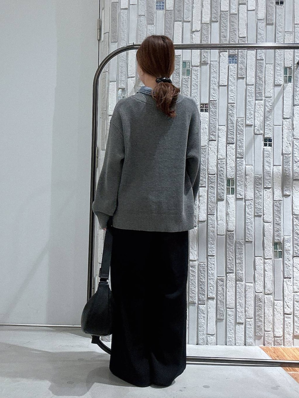 ブラック系のサンダル、ブラック系のショルダーバッグ、ブラック系のその他パンツを着用したレディースの冬コーディネートの4枚目の写真