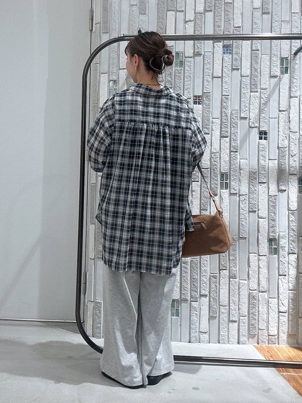 ホワイト系のTシャツ/カットソー、グレー系のその他パンツ、ブラウン系のショルダーバッグを着用したレディースの春コーディネートの4枚目の写真