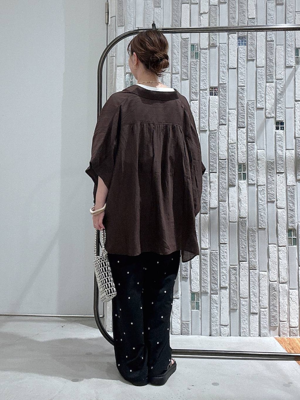 ブラウン系のシャツ/ブラウス、ホワイト系のTシャツ/カットソー、ブラウン系のサンダルを着用したレディースの夏コーディネートの4枚目の写真