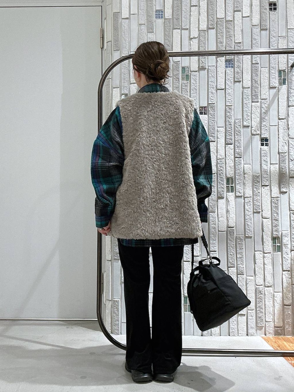 ブラウン系のローファー、ブラック系のその他パンツ、ブラック系のショルダーバッグを着用したレディースの秋コーディネートの4枚目の写真