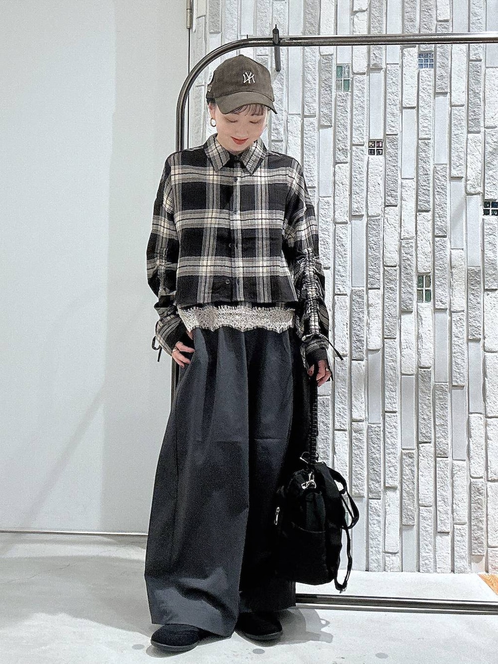 ブラック系のパンプス、ブラウン系のシャツ/ブラウス、ブラウン系のキャミソールを着用したレディースの秋コーディネートの2枚目の写真