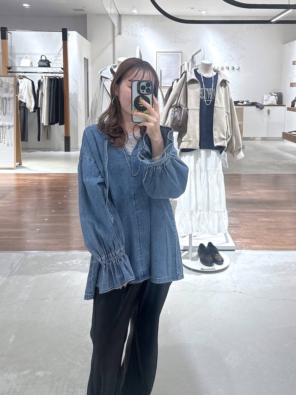 ホワイト系のTシャツ/カットソー、ブルー系のシャツ/ブラウス、ブラック系のその他パンツを着用したレディースの冬コーディネートの3枚目の写真