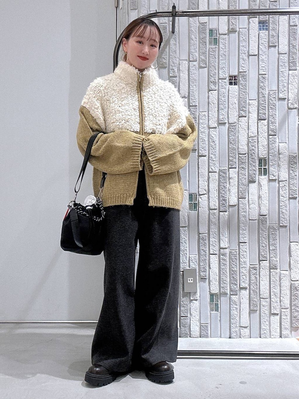 ブラック系のショルダーバッグ、グレー系のその他パンツ、ブラウン系のブーツを着用したレディースの冬コーディネートの2枚目の写真